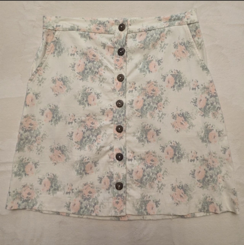 Lily White Floral Skirt with Button Detail - Picture 7 of 8